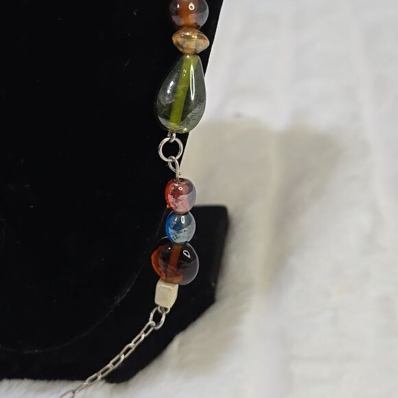 Glass beaded non adjustable silver tone necklace - Picture 4 of 5